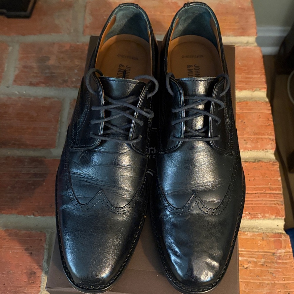 Johnston & Murphy Black Leather Sheepskin Lined Shoes